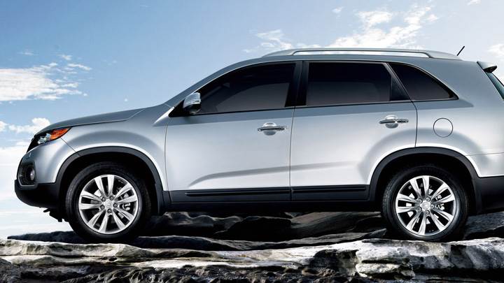 Side Pose Of 2011 Kia Sorento In Silver